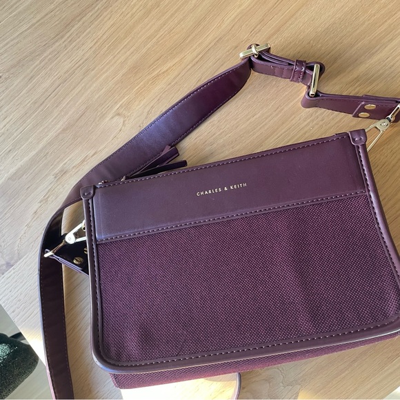 Charles & Keith burgundy crossbody purse - Picture 2 of 9